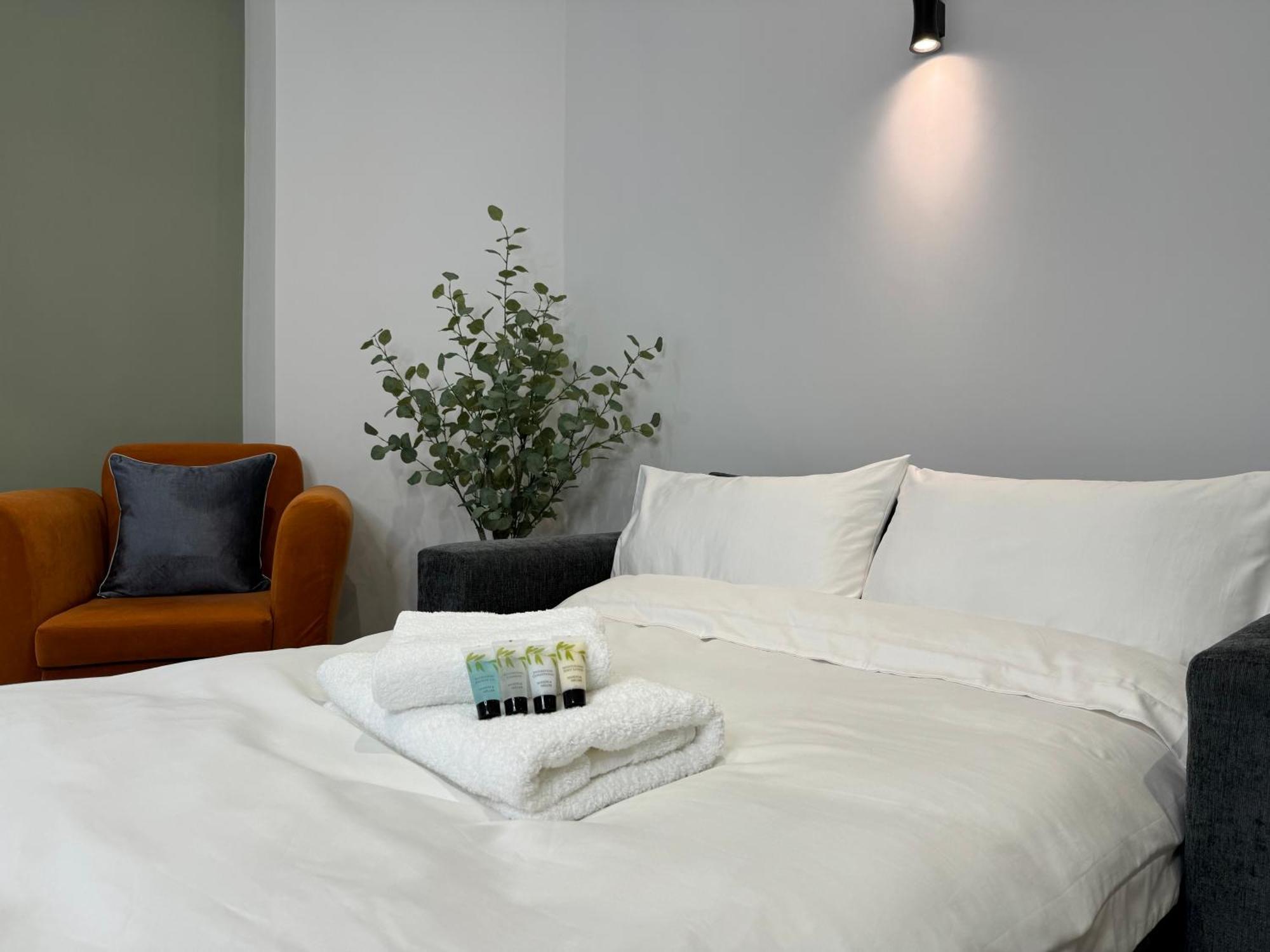 Modern One-Bedroom Apartment Swindon Exterior foto